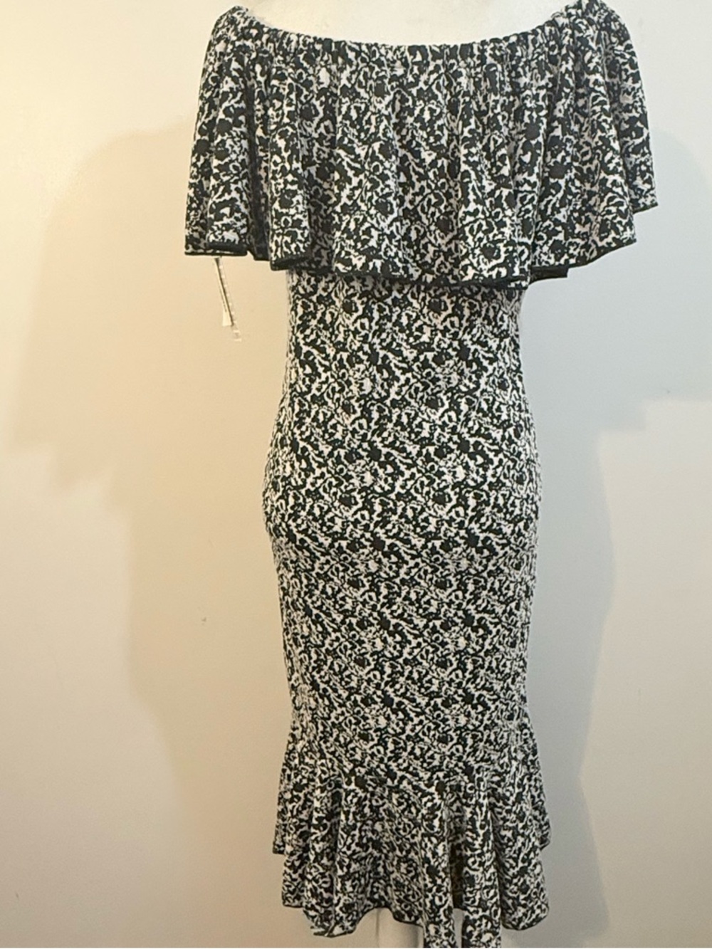 Lularoe Black & White Off Shoulder Ruffle CiCi Midi Dress Size Medium NWT - Picture 3 of 10
